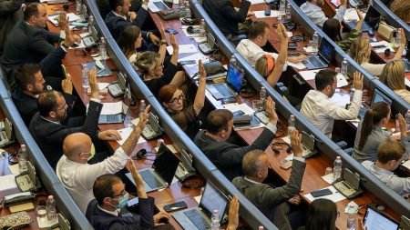 Kosovo court faces deadline to end six-month parliamentary deadlock