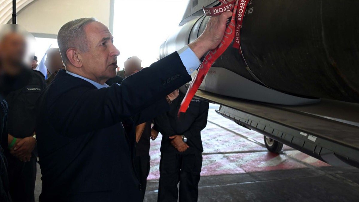 Netanyahu touches aircraft at airbase