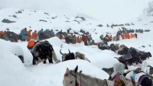 Climber dies near Mount Everest, where hikers begin to evacuate after snowstorm Climber dies near Mount Everest, where hikers begin to evacuate after snowstorm