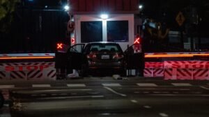 Car rams into White House barricade, suspect arrested: officials