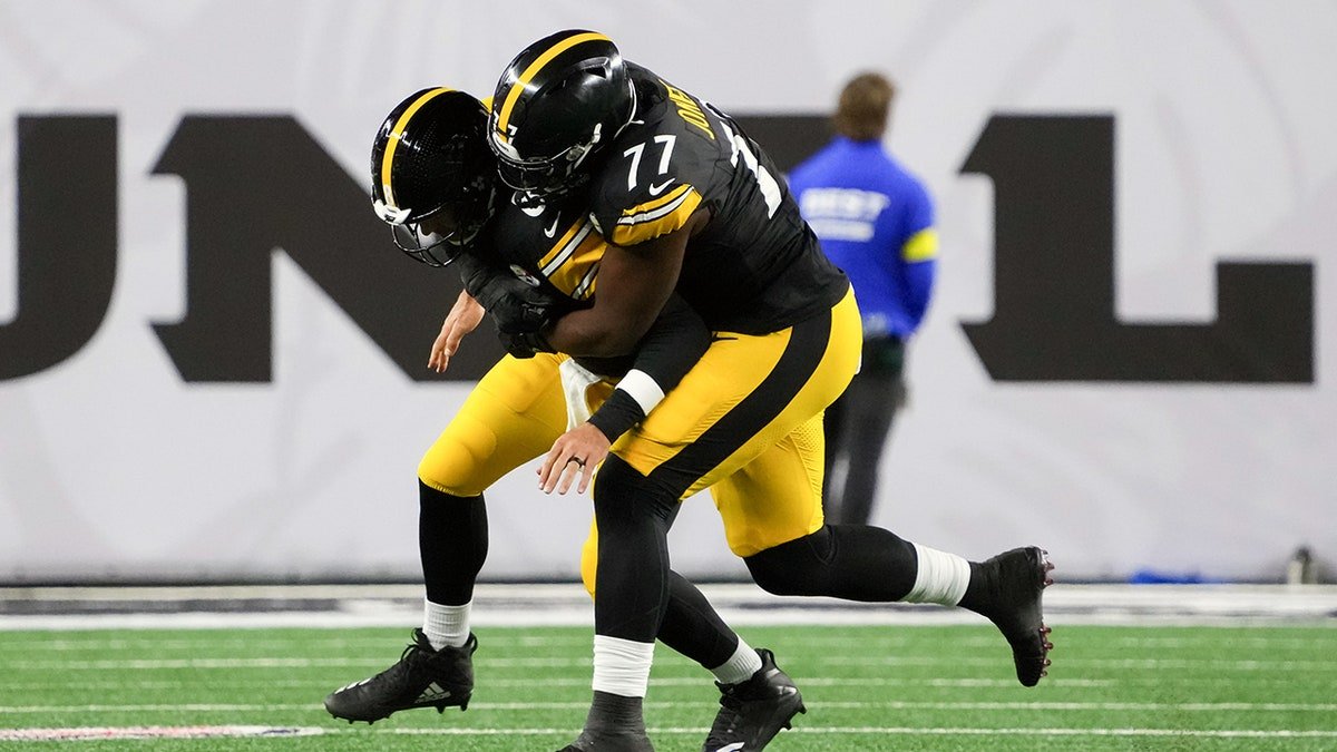Broderick Jones tackles Aaron Rodgers