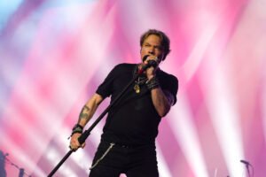 Axl Rose Loses It in Buenos Aires, Hurls Mic At Drum Kit During GNR Opener