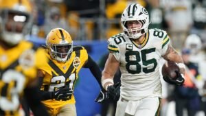 Packers’ Tucker Kraft raises eyebrows with bare-headed headbutt celebration Packers’ Tucker Kraft raises eyebrows with bare-headed headbutt celebration