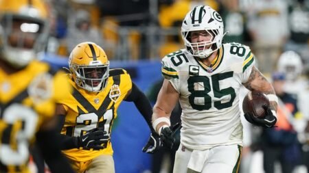 Packers’ Tucker Kraft raises eyebrows with bare-headed headbutt celebration Packers’ Tucker Kraft raises eyebrows with bare-headed headbutt celebration