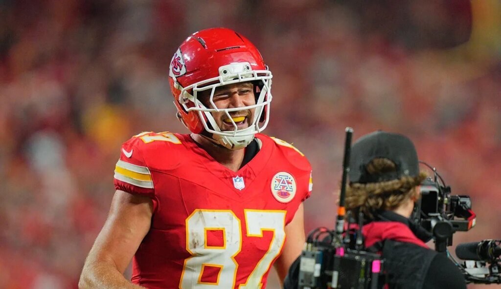 Travis Kelce mimics Taylor Swift music video choreography after scoring historic touchdown Travis Kelce mimics Taylor Swift music video choreography after scoring historic touchdown
