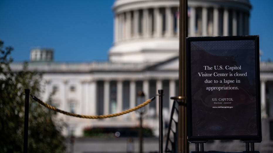 A sign saying the U.S. Capitol is closed for tours