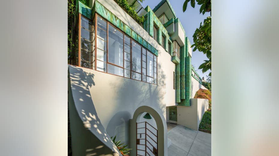 Outside of 2255 Verde Oak Dr, Los Angeles, CA