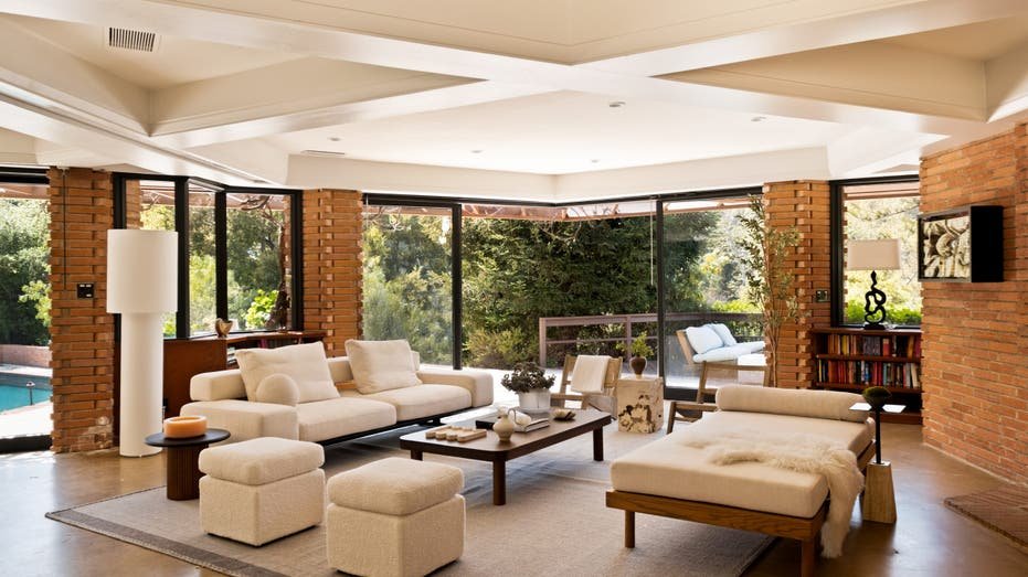 Photo of interior living room of 14148 Rustic Ln Pacific Palisades