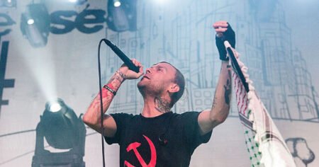 Avril Lavigne, Blink-182, Weezer Among Rockers at Politically Charged Las Vegas Concert: ‘Destroy American Fascism’ Avril Lavigne, Blink-182, Weezer Among Rockers at Politically Charged Las Vegas Concert: ‘Destroy American Fascism’