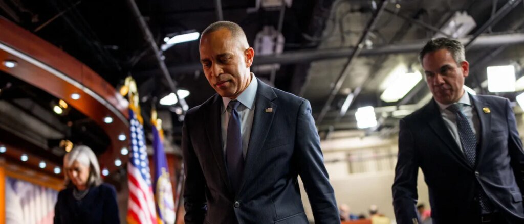 Hakeem Jeffries Finally Bends The Knee To Socialist Zohran Mamdani Ahead Of Early Voting Hakeem Jeffries Finally Bends The Knee To Socialist Zohran Mamdani Ahead Of Early Voting