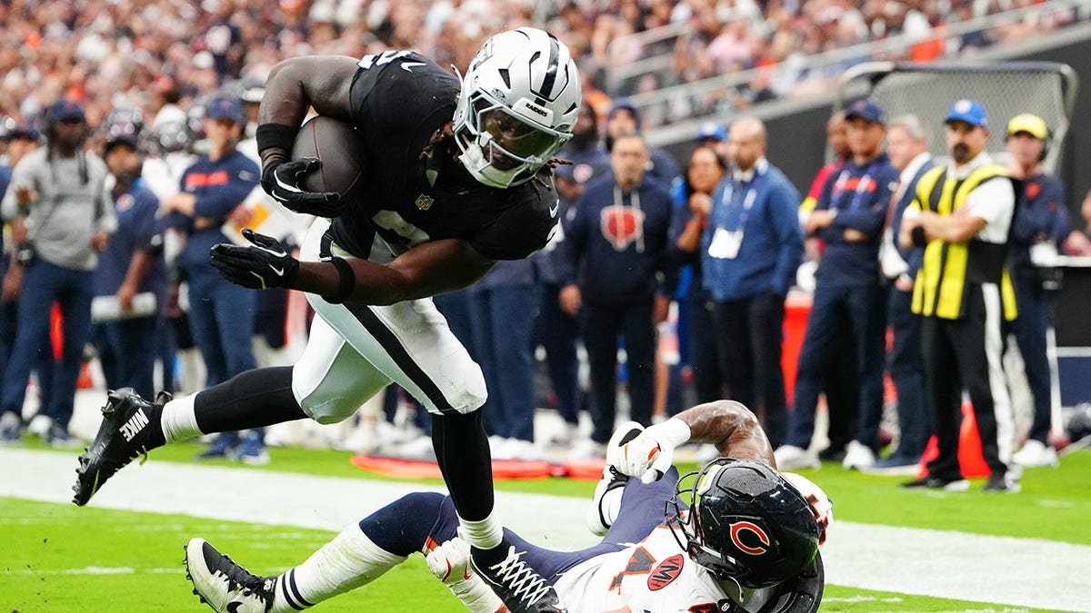 Ashton Jeanty throws Bears player to the ground