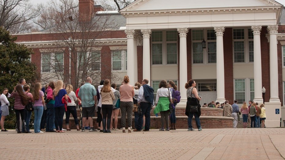 Students tour college campus