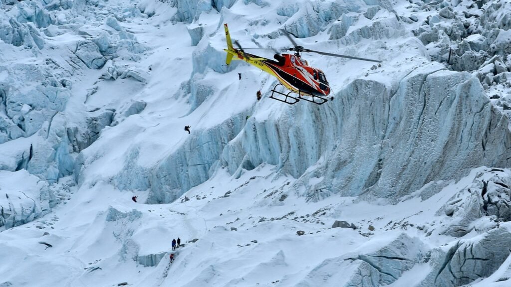 Blizzard traps hundreds on Mount Everest as rescue teams race to save lives Blizzard traps hundreds on Mount Everest as rescue teams race to save lives