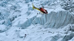 Blizzard traps hundreds on Mount Everest as rescue teams race to save lives Blizzard traps hundreds on Mount Everest as rescue teams race to save lives