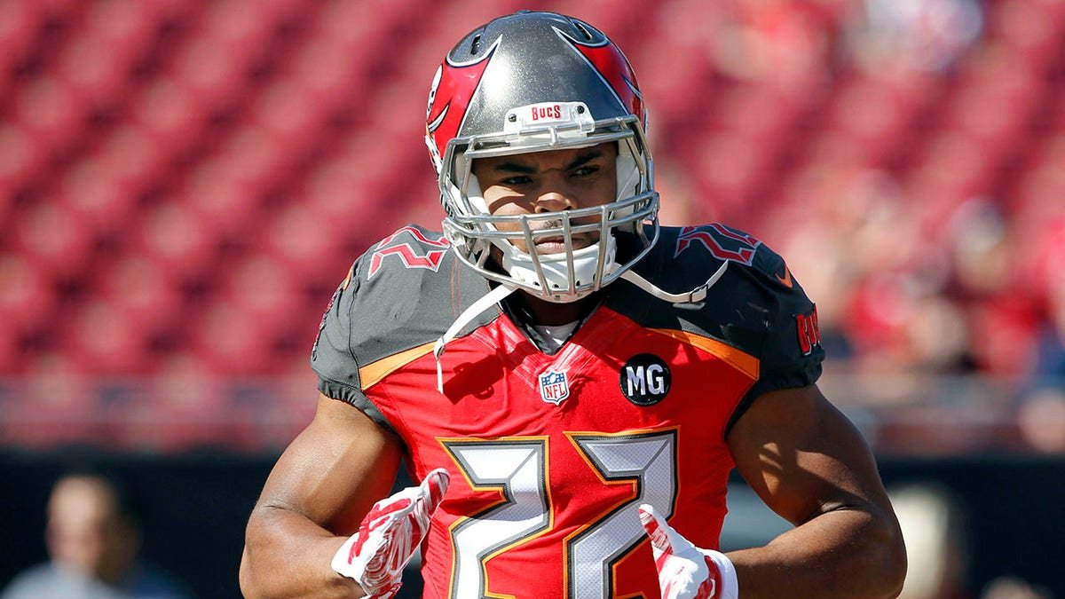 Doug Martin warms up before Bengals game