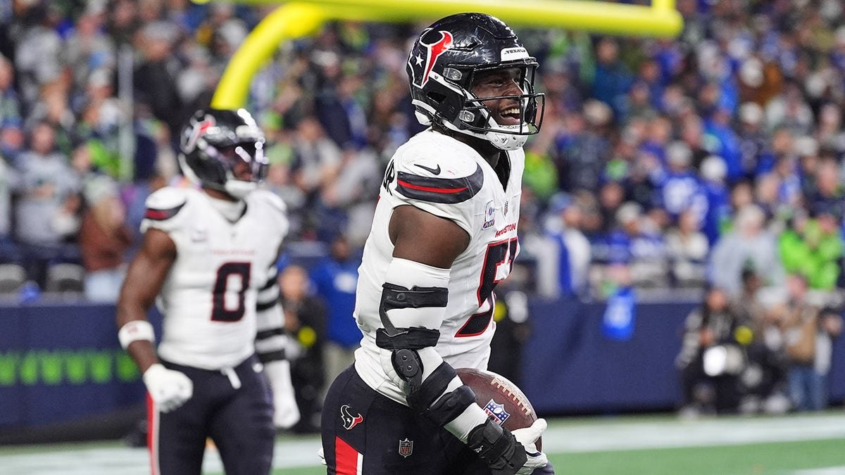 Will Anderson Jr. celebrates a touchdown