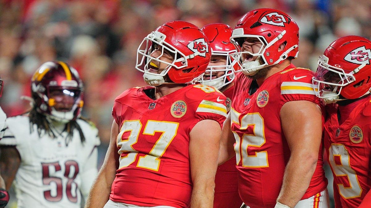 Travis Kelce celebrates with teammates