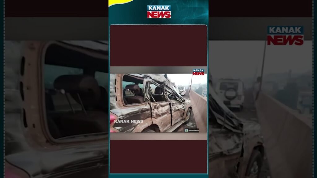 Truck Hits Scorpio on Joda Flyover | Kanak News Shorts