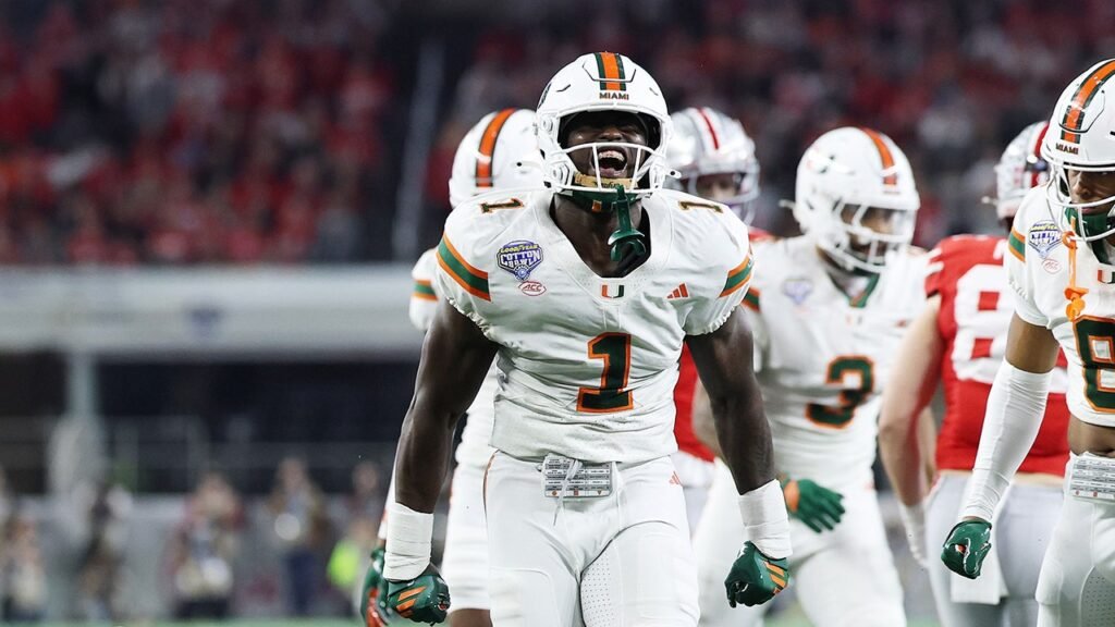 Miami star linebacker eyeing return for 8th season of college football: reports