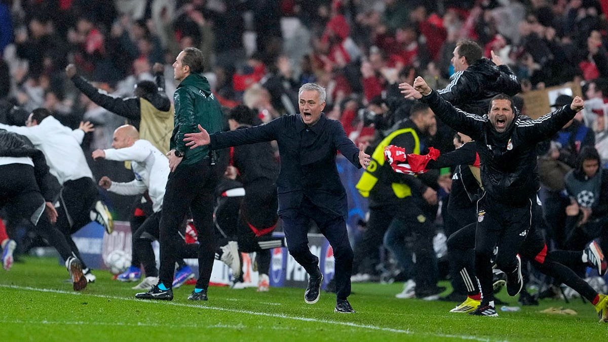 Jose Mourinho celebrates