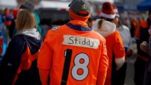 Broncos Fan Knocked Out Cold By Patriots Fan Leaving Mile High After Denver’s Loss: WATCH Broncos Fan Knocked Out Cold By Patriots Fan Leaving Mile High After Denver’s Loss: WATCH