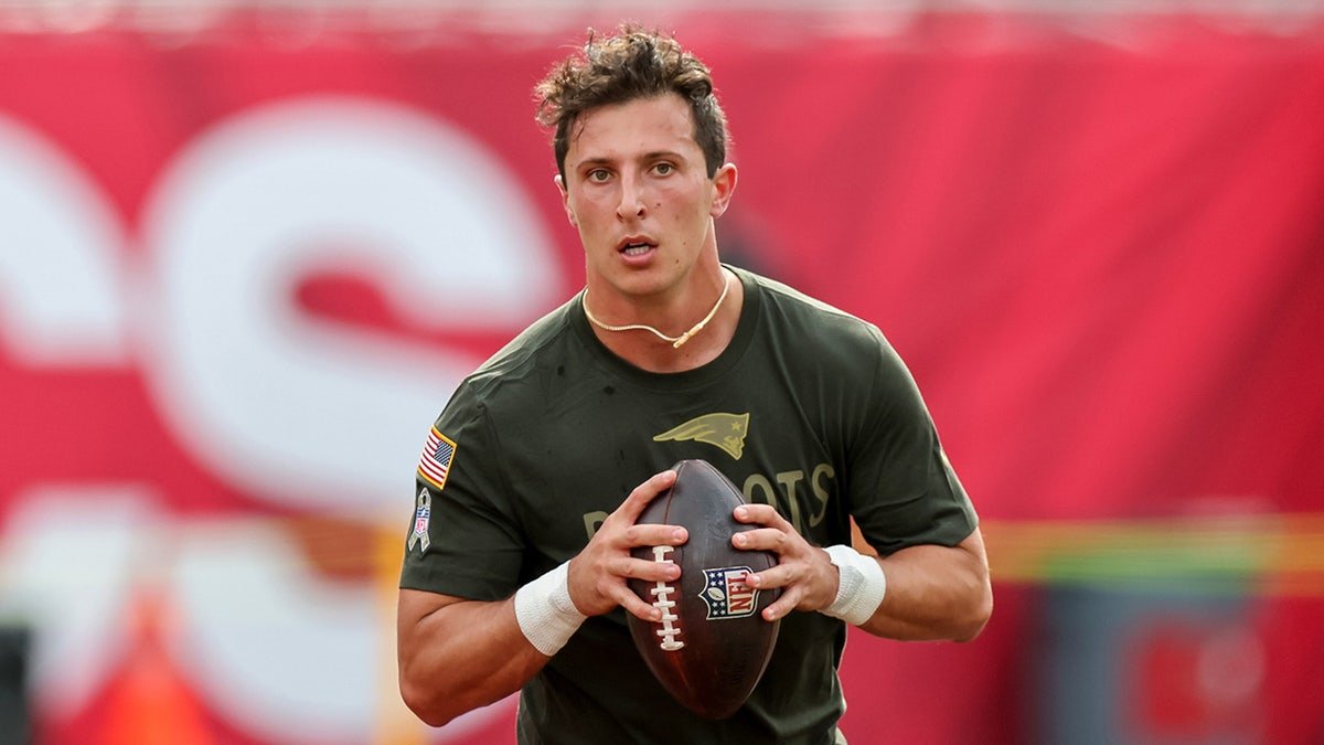 Tommy DeVito warms up