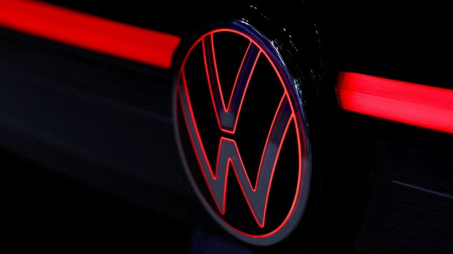 A black and red Volkswagen grille logo.